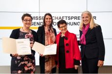 Wissenschaftsministerin Isabel Pfeiffer-Poensgen und Rita Süßmuth mit den Preisträgerinnen Anna Sieben und Heike Mauer (von rechts nach links). 
