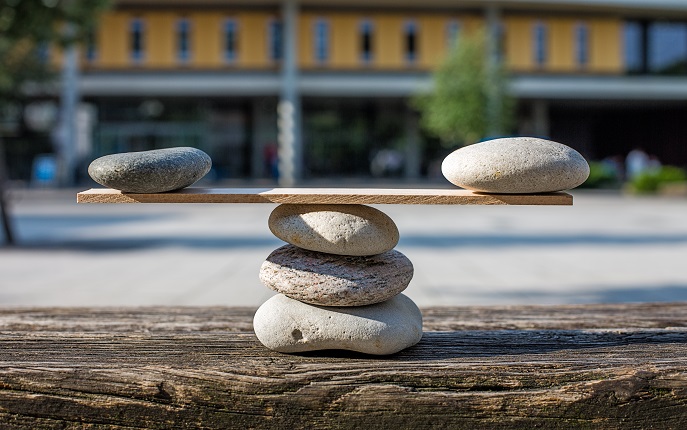 Symbolische Waage aus Steinen