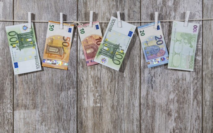 Symbolisch: Wäscheleine mit Geldscheinen